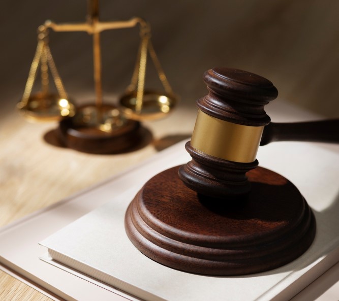 Vendedora assediada sexualmente por dois colegas deve receber indenização por danos morais